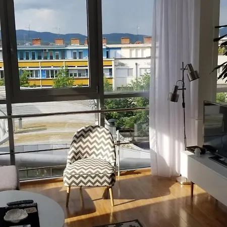 Lori M Sa Parkingom Кралево