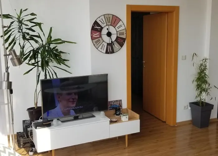 Lori M Sa Parkingom 克拉列沃